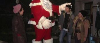 Mascotte géante du père Noël, animation de rue déambulatoire.